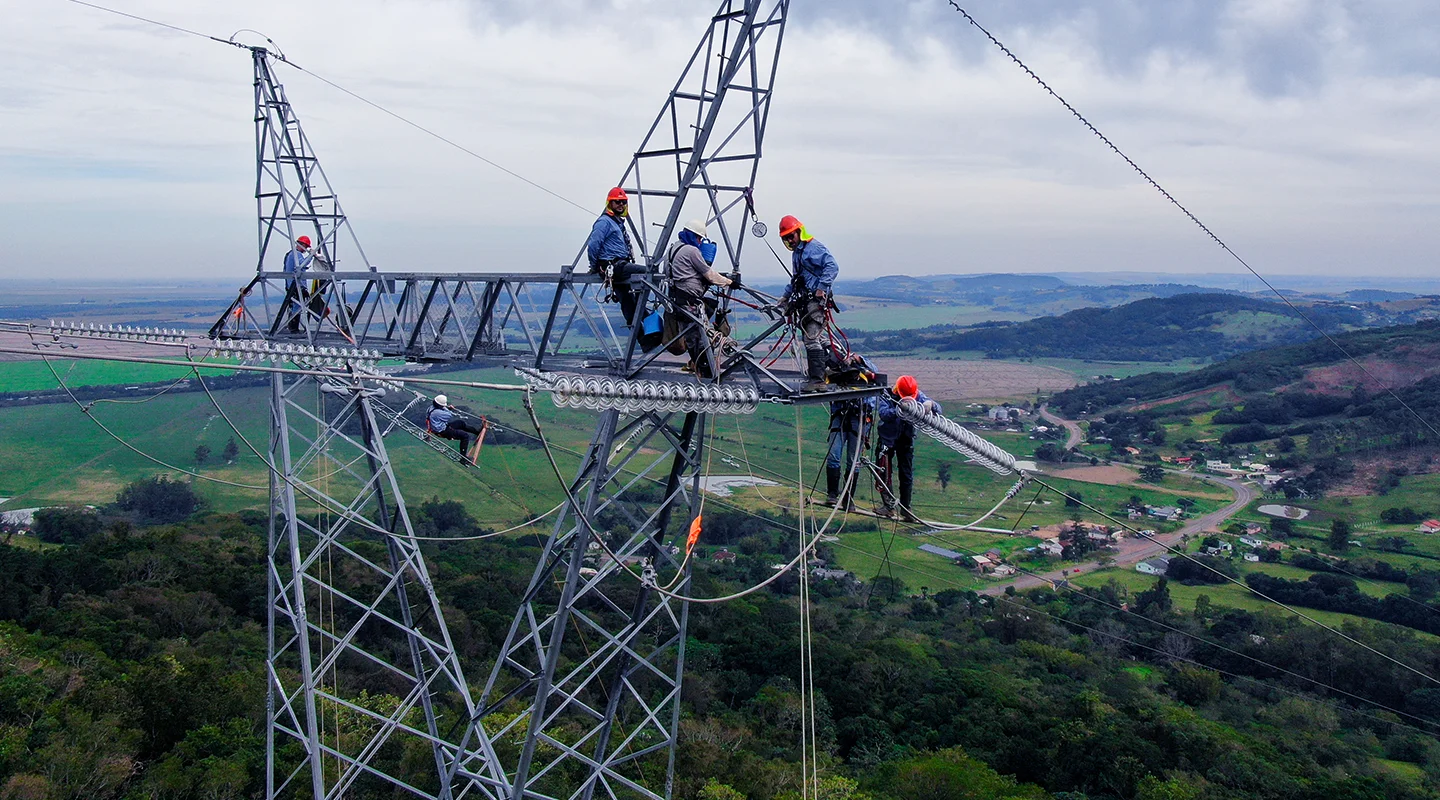 Trabalhadores em uma torre de energia