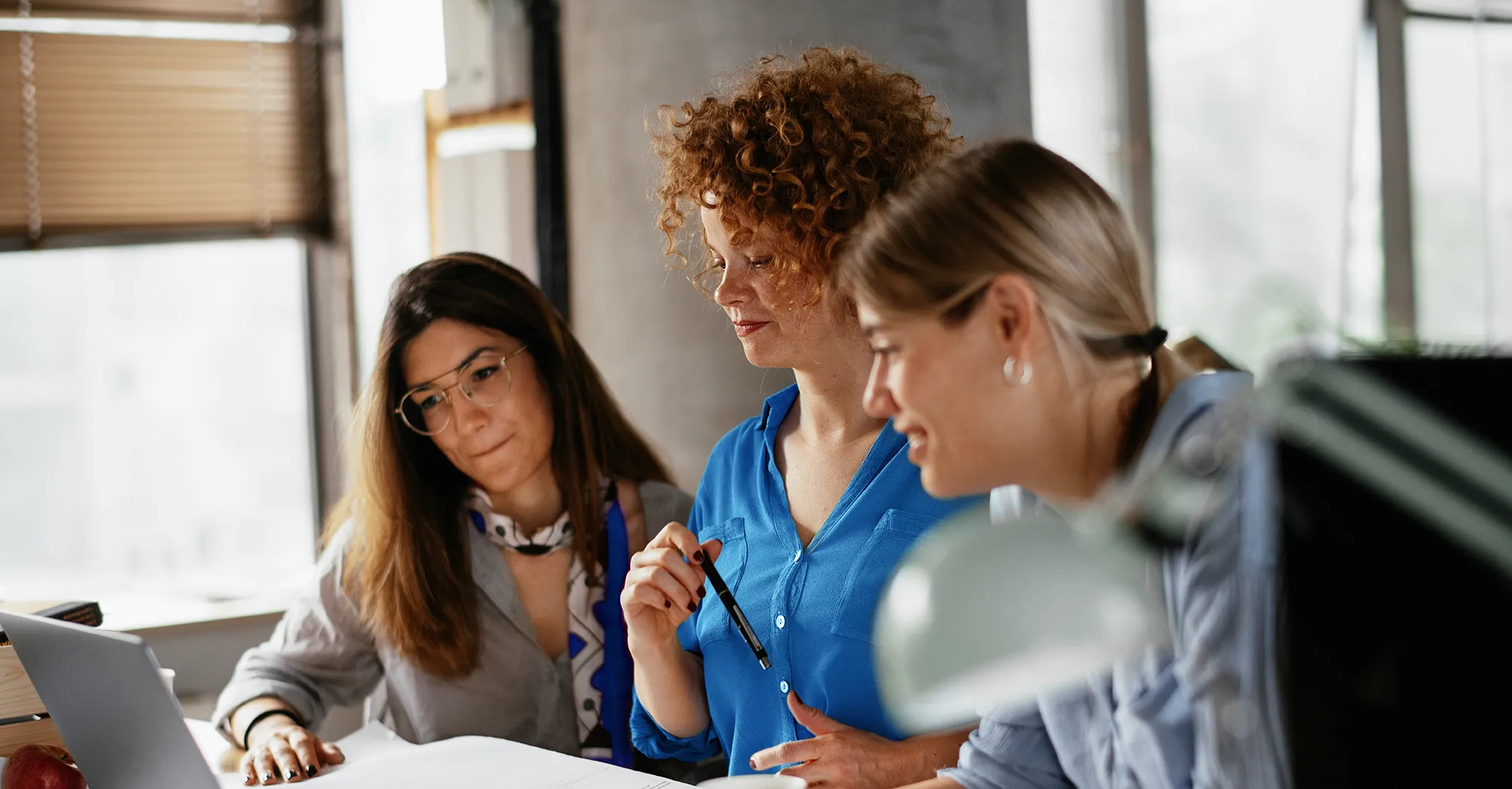 Profissionais colaborando em um ambiente corporativo, discutindo estratégias, governança e cooperação.