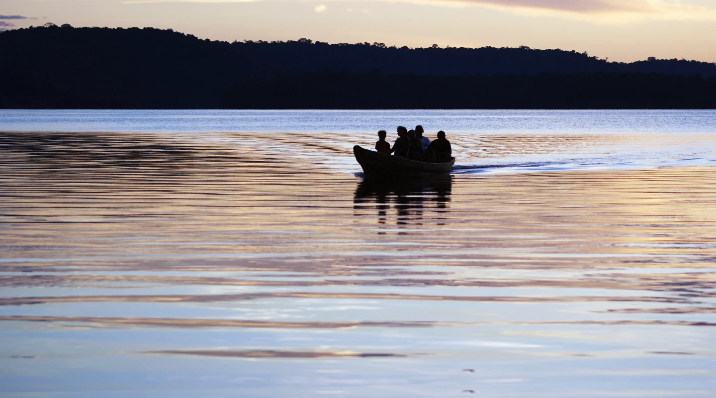 Imagem de um barco navegando em um rio