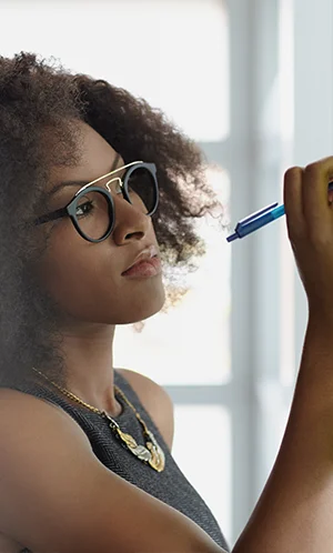 Mulher escrevendo em um quadro