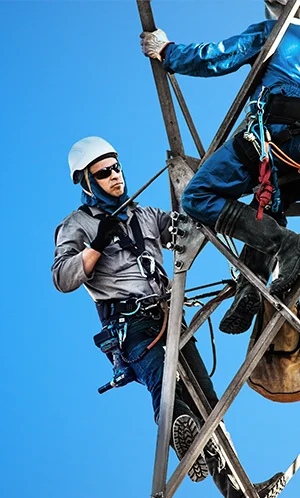 Trabalhadores em uma torre de energia